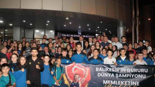 Dünya Şampiyonu güreşçi, memleketinde coşkuyla karşılandı