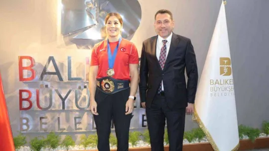 Dünya Şampiyonu güreşçi, memleketinde coşkuyla karşılandı