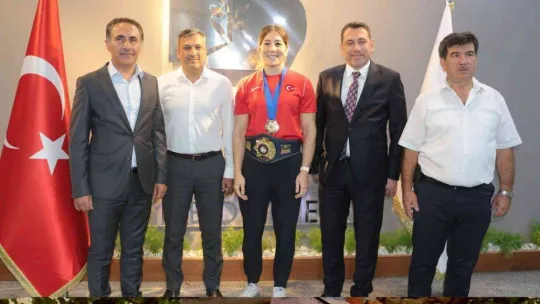 Dünya Şampiyonu güreşçi, memleketinde coşkuyla karşılandı