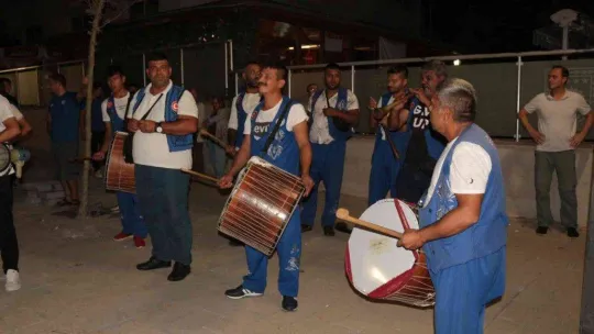Dünya Şampiyonu güreşçi, memleketinde coşkuyla karşılandı