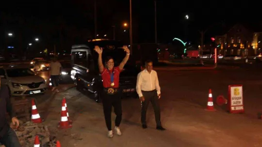 Dünya Şampiyonu güreşçi, memleketinde coşkuyla karşılandı