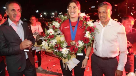 Dünya Şampiyonu güreşçi, memleketinde coşkuyla karşılandı