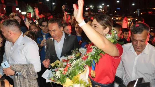 Dünya Şampiyonu güreşçi, memleketinde coşkuyla karşılandı