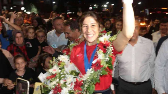 Dünya Şampiyonu güreşçi, memleketinde coşkuyla karşılandı