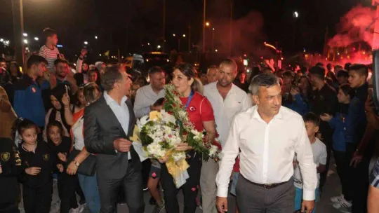 Dünya Şampiyonu güreşçi, memleketinde coşkuyla karşılandı