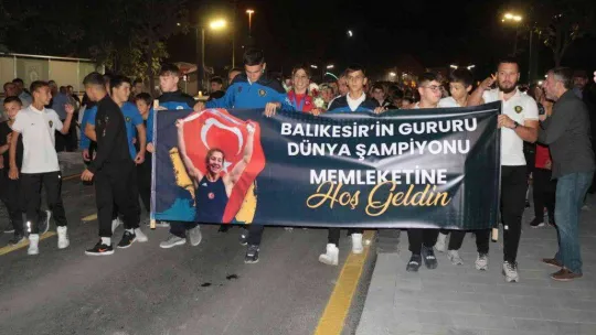 Dünya Şampiyonu güreşçi, memleketinde coşkuyla karşılandı