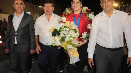 Dünya Şampiyonu güreşçi, memleketinde coşkuyla karşılandı