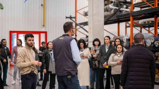 Dünyanın mobilyasını üretiyor...