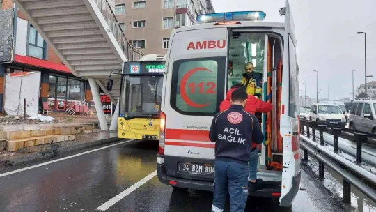 Durakta yolcu alan otobüse makas atmaya çalışırken zincirleme kaza meydana geldi: 3 yaralı