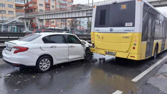Durakta yolcu alan otobüse makas atmaya çalışırken zincirleme kaza meydana geldi: 3 yaralı