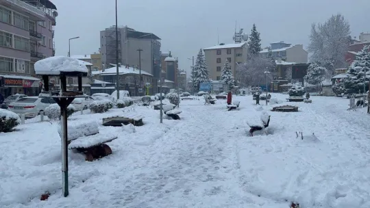Dursunbey'de kar yağışı sonrası 38 mahallenin yolu ulaşıma kapandı