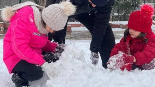 Dursunbey'de kar yağışı sonrası 38 mahallenin yolu ulaşıma kapandı