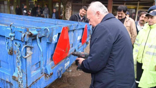 Dursunbey'de traktör sahiplerine reflektör dağıtıldı