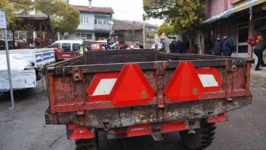 Dursunbey'de traktör sahiplerine reflektör dağıtıldı