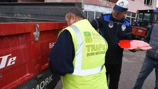Dursunbey'de traktör sahiplerine reflektör dağıtıldı