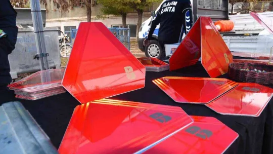 Dursunbey'de traktör sahiplerine reflektör dağıtıldı