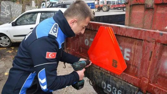 Dursunbey'de traktör sahiplerine reflektör dağıtıldı