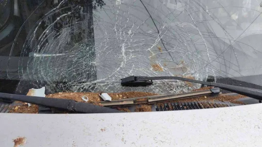 Düşen saksıdan son anda kurtuldular