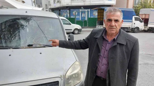 Düşen saksıdan son anda kurtuldular