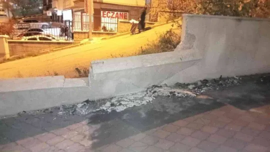 Duvara çarpan minibüs sürücüsü camdan fırladı, o anlar kamerada