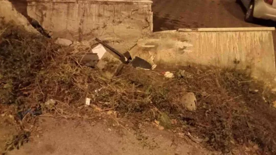 Duvara çarpan minibüs sürücüsü camdan fırladı, o anlar kamerada