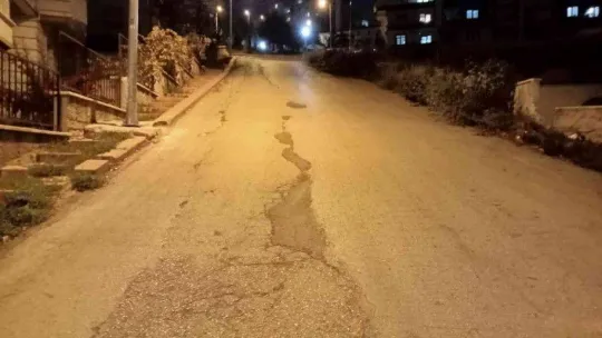 Duvara çarpan minibüs sürücüsü camdan fırladı, o anlar kamerada