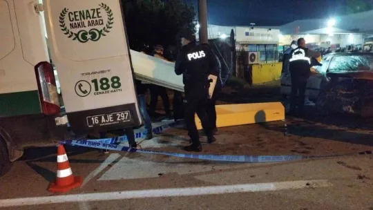 Duvara çarpıp takla atan otomobil 2 kişiye mezar oldu, kaza anı kamerada