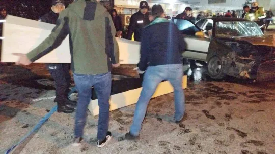 Duvara çarpıp takla atan otomobil 2 kişiye mezar oldu, kaza anı kamerada