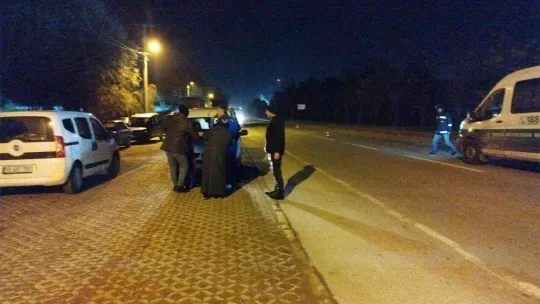 Duvara çarpıp takla atan otomobil 2 kişiye mezar oldu, kaza anı kamerada