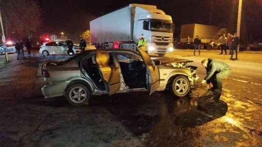 Duvara çarpıp takla atan otomobil 2 kişiye mezar oldu, kaza anı kamerada