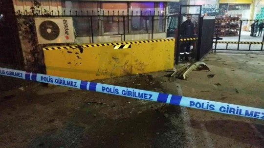 Duvara çarpıp takla atan otomobil 2 kişiye mezar oldu, kaza anı kamerada