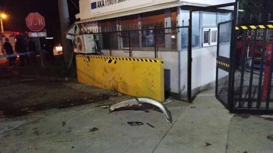 Duvara çarpıp takla atan otomobil 2 kişiye mezar oldu, kaza anı kamerada