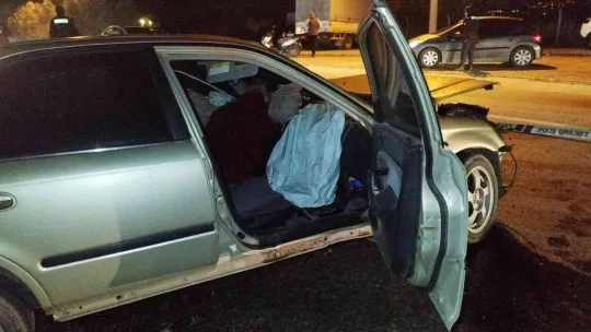 Duvara çarpıp takla atan otomobil 2 kişiye mezar oldu, kaza anı kamerada