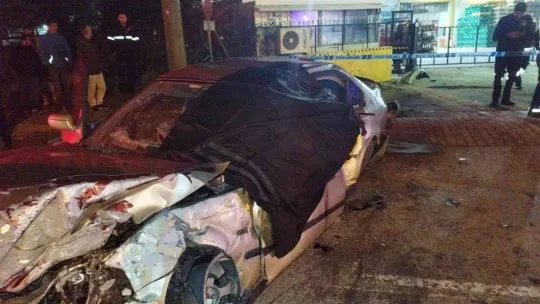 Duvara çarpıp takla atan otomobil 2 kişiye mezar oldu, kaza anı kamerada