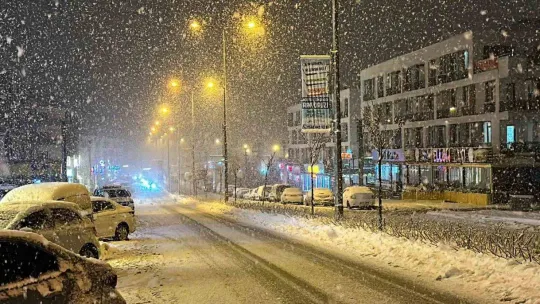 Düzce'de yoğun kar yağışı ile mücadele sürüyor