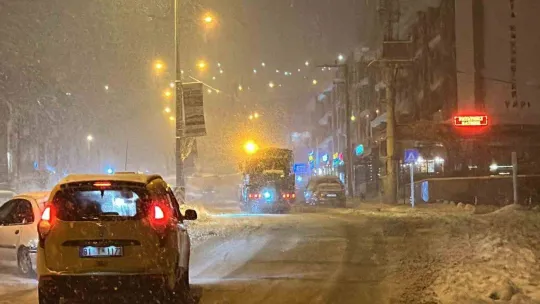 Düzce'de yoğun kar yağışı ile mücadele sürüyor