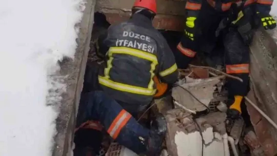 Düzce itfaiyesi ekibi 33 saat sonra yaralı vatandaşı enkazdan çıkardı