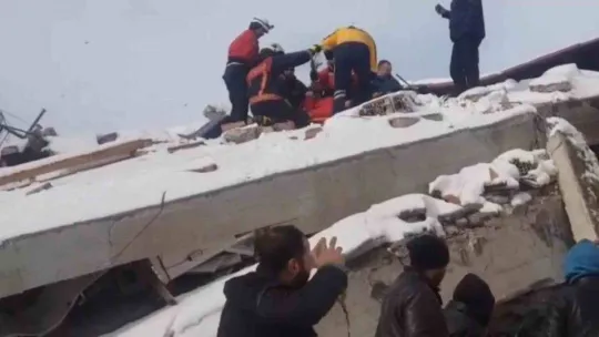 Düzce itfaiyesi ekibi 33 saat sonra yaralı vatandaşı enkazdan çıkardı