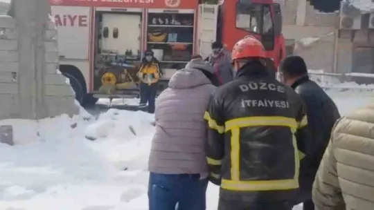 Düzce itfaiyesi ekibi 33 saat sonra yaralı vatandaşı enkazdan çıkardı