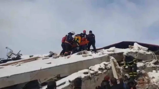 Düzce itfaiyesi ekibi 33 saat sonra yaralı vatandaşı enkazdan çıkardı