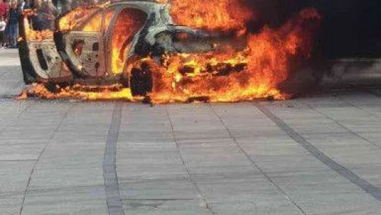 (Düzeltme) Bunalım geçiren vatandaş, kullandığı otomobili yüzlerce kişi önüne benzin döküp yaktı