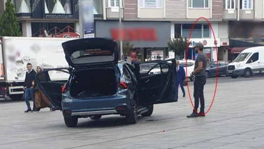 (Düzeltme) Bunalım geçiren vatandaş, kullandığı otomobili yüzlerce kişi önüne benzin döküp yaktı