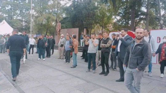 (Düzeltme) Bunalım geçiren vatandaş, kullandığı otomobili yüzlerce kişi önüne benzin döküp yaktı