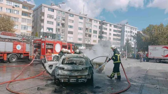 (Düzeltme) Bunalım geçiren vatandaş, kullandığı otomobili yüzlerce kişi önüne benzin döküp yaktı