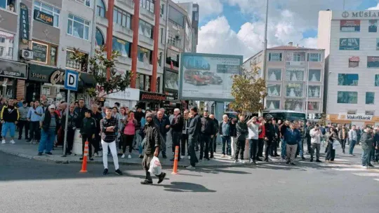 (Düzeltme) Bunalım geçiren vatandaş, kullandığı otomobili yüzlerce kişi önüne benzin döküp yaktı