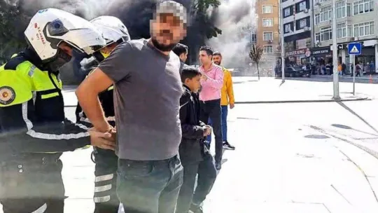 (Düzeltme) Bunalım geçiren vatandaş, kullandığı otomobili yüzlerce kişi önüne benzin döküp yaktı