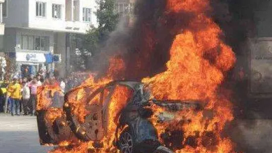 (Düzeltme) Bunalım geçiren vatandaş, kullandığı otomobili yüzlerce kişi önüne benzin döküp yaktı