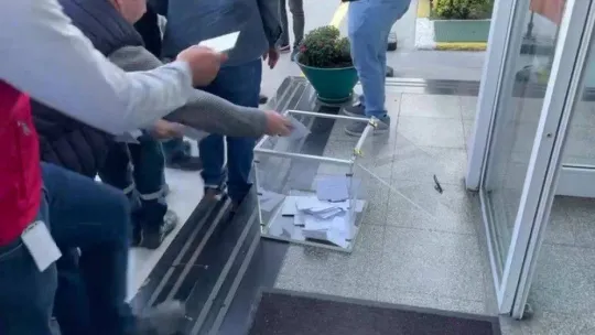 DYO işçileri eylemde: Hesaplarına yatan paraları yönetim binasının önüne bıraktılar