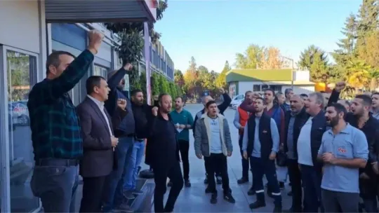 DYO işçileri eylemde: Hesaplarına yatan paraları yönetim binasının önüne bıraktılar