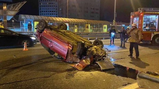 E-5 Kara Yolu'nda bariyere çarpan otomobil takla attı: 1 ağır yaralı